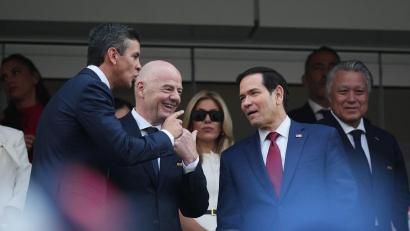 Bild: Andre Penner/AP/dpa
Die Anwesenheit von Paraguays Präsident Santiago Peña hatte seiner Mannschaft bei der Auftaktniederlage gegen die USA kein Glück gebracht. (Archivbild)