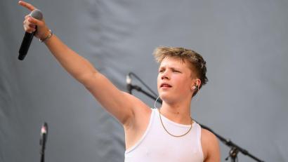 Bild: Robert Michael/dpa
Im Dresdner Rudolf-Harbig-Stadion hat der erst 17-jährige Leipziger Rapper Yung Pepp im Vorprogramm von „Kraftklub“ vor über 30.000 Fans eröffnet.