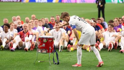 Bild: Sam Hodde/AP/dpa
Martin Ödegaard gibt bei den Norwegern den Takt vor - auch nach dem Spiel. (Archivbild)