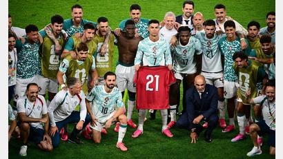 Bild: Sammy Kogan/The Canadian Press/AP/dpa
Portugal widmete den Sieg im WM-Sechzehntelfinale gegen Kroatien dem vor einem Jahr tödlich verunglückten Diogo Jota.