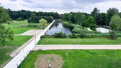 Bild: Stadt Marktredwitz
Die Stadt Marktredwitz und der Förderverein Auenpark e.V. laden am Samstag, 11. Juli 2026, zum 20. Jubiläum der „Grenzenlosen Gartenschau Marktredwitz–Eger“ in den Auenpark ein.