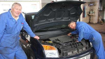 Bild: Konrad Rosner
Wilfried Robl (links) und sein Cousin Ludwig Robl bei der Arbeit. Damit ist seit kurzem Schluss.