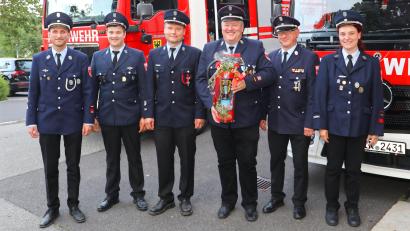 Bild:  Jochen Neumann
Feuerwehrvorsitzender Daniel Grünbauer (dritter von links) überreichte dem scheidenden Kommandanten Bernhard Schmidt (dritter von rechts) im Namen der Wehr ein Abschiedsgeschenk. Mit auf dem Bild (von links) der neugewählte Kommandant Bastian Kaiser, dritter Vorsitzender Lukas Schmidt, zweiter Kommandant Wolfgang Gruber und zweite Vorsitzende Anna-Maria Linkel.