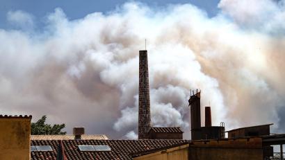 Bild: Glòria Sánchez/EUROPA PRESS/dpa
Wegen starker Rauchentwicklung durch einen Waldbrand im Nordosten Spaniens haben die Behörden rund 45.000 Bewohner mehrerer Ortschaften aufgerufen, ihre Häuser vorerst nicht zu verlassen.