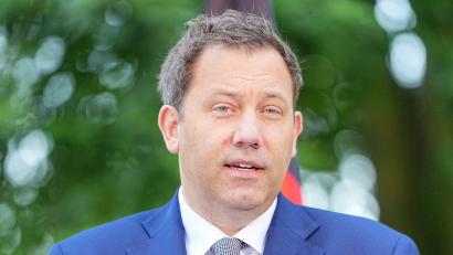 Bild: Michael Kappeler/dpa
Finanzminister Klingbeil muss in die Rücklage greifen, um eine Milliarden-Lücke zu schließen. (Archivbild)