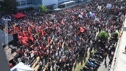 Bild: Bernd Weißbrod/dpa
Tausende protestieren gegen den Sparkurs bei Mercedes-Benz.