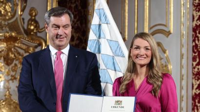 Bild: Karl-Josef Hildenbrand/dpa
Söders eigene Gesundheitsministerin Gerlach (r.) sieht die Pläne der schwarz-roten Koalition in Berlin zu den strengeren Regeln für Krankschreibungen kritisch. (Archivbild)