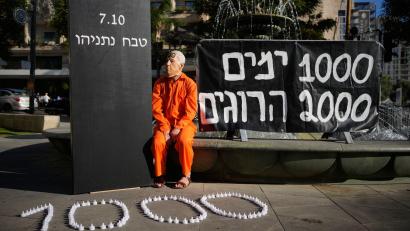 Bild: Ohad Zwigenberg/AP/dpa
Ein Demonstrant mit einer Maske, die den israelischen Ministerpräsidenten Benjamin Netanjahu darstellt, während einer Protestkundgebung 1000 Tage nach dem beispiellosen Hamas-Überfall auf Israel am 7. Oktober 2023.