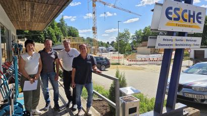 Bild: Tobias Gräf
Haben Oberpfalz-Medien von alltäglichen Problemen mit der Brückenbaustelle (rechts im Hintergrund) in der Dieselstraße berichtet (von links): Liane und Thilo Esche, Michael Zientek und Hermann Wojtas.