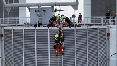 Bild: ---/Feuerwehr Frankfurt am Main/dpa
Die Gondel hing auf Höhe des 44. Stocks.