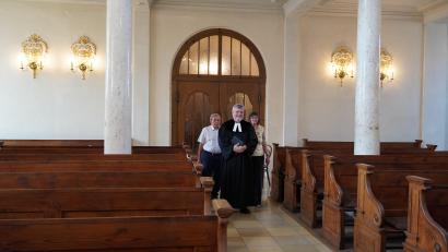 Bild: Anke Hog
Ein Paar, das zu "Einfach heiraten" in Amberg gekommen war, zieht mit Pfarrer Stefan Drechsler aus Schwandorf in die Paulanerkirche ein.