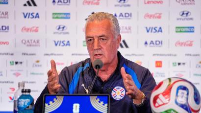 Bild: Martin Meissner/AP/dpa
Frankreich wartet: Trainer Gustavo Alfaro will mit Paraguay für das nächste WM-Wunder sorgen. (Archivbild)