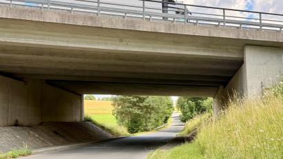 Bild: Gabi Schönberger
Über die Gemeindeverbindungsstraße zwischen Klobenreuth und Denkenreuth verläuft die A93. Die Brücke muss nun modernisiert werden.