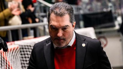 Bild: Tom Weller/dpa
Darf einen neuen Verteidiger begrüßen: Sportdirektor Larry Mitchell. (Archivbild)