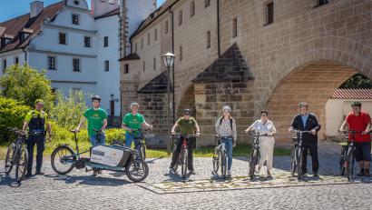Foto: Michael Golinski, Stadt Amberg
2. Bürgermeisterin Birgit Fruth (3. v.l.) und Landrat Richard Reisinger (2. v.r.) traten zum Auftakt des STADTRADELNS 2026 mit beteiligten Akteuren und Partnern am Landratsamt gemeinsam in die Pedale.