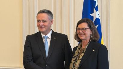 Bild: Christoph Trost/dpa
Ilse Aigner auf Auslandsreise: In Sarajevo wurde sie von Staatspräsident Denis Becirovic empfangen.