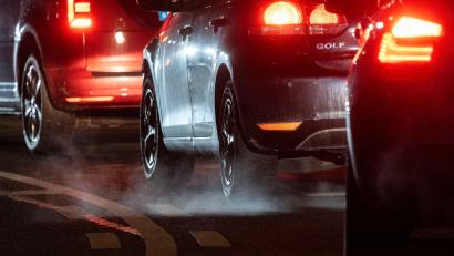Bild: Marjian Murat/dpa
Fossile Kraftstoffe dominieren weiterhin den Energieverbrauch des Verkehrssektors. (Symbolbild)