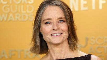 Bild: Jordan Strauss/Invision via AP/dpa
Oscar-Preisträgerin Jodie Foster glaubt, dass das Drehbuch zum Erfolgsfilm „F1“ mit Brad Pitt möglicherweise von künstlicher Intelligenz geschrieben wurde. (Archivbild)