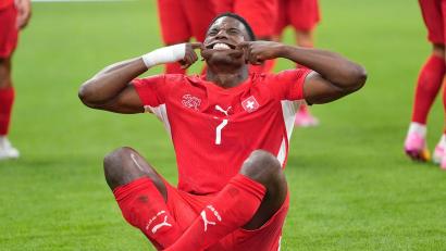 Bild: Lindsey Wasson/AP/dpa
Bitte lächeln: Embolo jubelt im Sitzen.