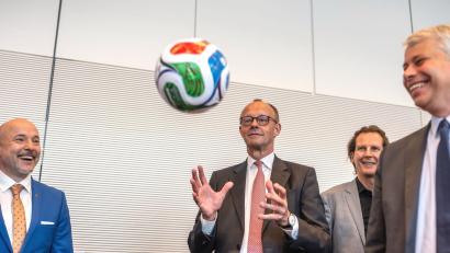 Bild: Michael Kappeler/dpa
Fußball-Fan Friedrich Merz. (Archivbild)