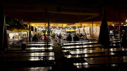 Bild: san
Auf dem Amberger Mariahilfberg ist die Nacht hereingebrochen. Ausgeschenkt werden darf bis 22.30 Uhr. Sitzen bleiben darf man im Prinzip so lange wie man will – wenn's sein muss, auch bis zum Morgengrauen.