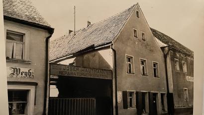 Bild:  Archiv Familie Hautmann
Die alte Station und Werkstatt in den 1930er-Jahren. An Pressaths erster Zapfsäule wurde damals "Shellina" getankt.