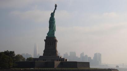 Bild: Christina Horsten/dpa/dpa-tmn
Die Freiheitsstatue war oft das Erste, was Flüchtlinge und Auswanderer von Amerika sahen - und deshalb erinnerten sie sich ihr ganzes weiteres Leben daran (Archivbild).