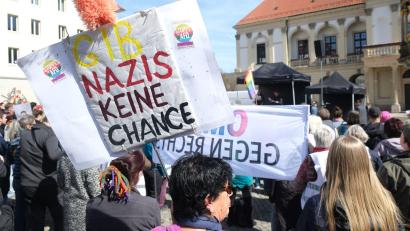 Bild: Sebastian Willnow/dpa
Gegen die AfD gehen immer wieder Menschen auf die Straße, wie hier die Teilnehmer einer linken Kundgebung in Magdeburg im April 2026. (Archivbild)