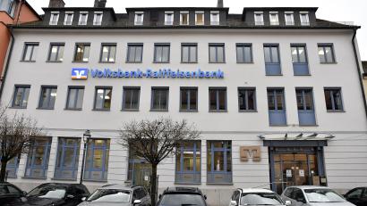 Archivbild: Petra Hartl
Die VR Bank Amberg-Sulzbach an der Weinstraße in Amberg. Das Kreditinstitut stellte Zahlen aus dem abgelaufenen Geschäftsjahr vor.