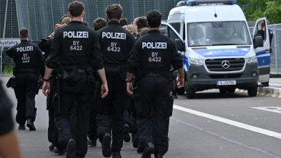 Bild: Martin Schutt/dpa
Die Polizei ist mit einem Großaufgebot bereits vor dem AfD-Parteitag im Einsatz.