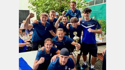 Bild: SpVgg SV Weiden
So sehen Sieger in einem Trainingslager der SpVgg SV Weiden aus: Ein Pokalturnier lockerte die anstrengenden Einheiten auf.