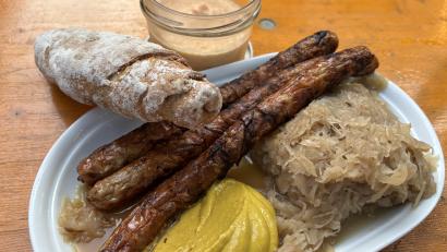 Bild: san
Ein kulinarischer Hochgenuss auf dem Mariahilfberg: eine Berg-Brotzeit mit Bratwürsten, Kraut, viel Senf, Stangerl und Obazdn.
