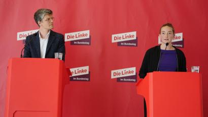 Bild: Kay Nietfeld/dpa
Linke-Politikerin Violetta Bock und Rechtsanwalt Johannes Franke in Berlin. Hat die Linke vor Gericht Erfolg?