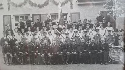 Repro: Feuerwehr Krummennaab
Die Fahnenweihe im Jahr 1926 war ein bedeutendes Ereignis in der Geschichte der Freiwilligen Feuerwehr Krummennaab und brachte Feuerwehr, Vereine und zahlreiche Gäste zusammen.