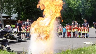 Bild: Bernhard Kreuzer
Was passiert, wenn Wasser in brennendes Fett geschüttet wird? Die Immenreuther Kinderfeuerwehr "Feuerdrachen" werden in die Folgen eingewiesen. Dazu arbeiten sie mit den drei Feuerwehren der Gemeinde zusammen.