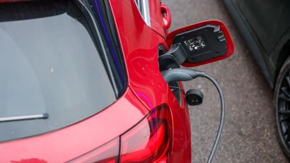 Bild: Jan Woitas/dpa
Die Nachfrage nach Elektroautos hat im ersten Halbjahr wieder deutlich angezogen. (Archivbild)