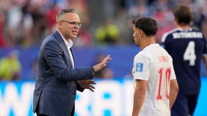 Bild: Charles Krupa/AP/dpa
Marokkos Trainer Mohamed Ouahbi (l.) mit Offensivstar Brahim Díaz. (Archivbild)