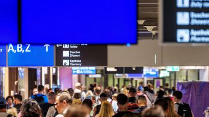 Bild: Andreas Arnold/dpa
Im Sommer-Hochbetrieb sorgt das neue EU-Grenzverfahren für zusätzliche Wartezeiten am Flughafen. (Symbolbild)