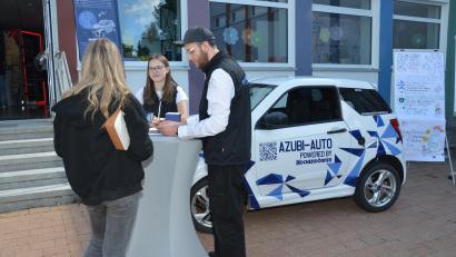 Bild: Elisabeth Dobmayer
Azubis bei der Firma Kochendörfer in Pleystein erhalten sogar ein Azubi-Auto und sind dadurch mobil.