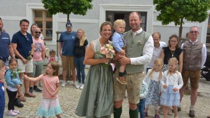 Bild: Josef Rosner
Amelie Empl und Johannes Schmid schlossen am Samstag im Historischen Rathaus in Mitterteich den Bund fürs Leben. Mit dabei der Stolz der jungen Familie, der eineinhalbjährige gemeinsame Sohn Hannes. Nach der Trauung gab es für die Brautleute ein großes Ehrenspalier.