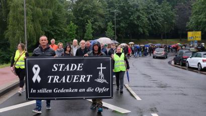 Bild: Carsten Neff/dpa
In Stade nahmen viele Menschen an einem Trauermarsch teil, um der Opfer in der Jugendhilfeeinrichtung zu gedenken.