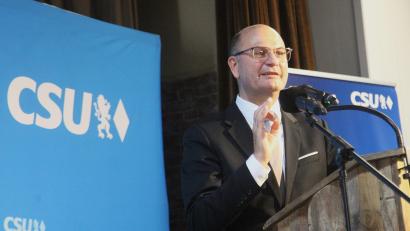 Bild: Rudolf Hirsch
CSU-Bezirksvorsitzender Albert Füracker richtet in seiner Grundsatzrede den Blick optimistisch nach vorne und mahnt zur Geschlossenheit