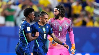 Bild: Petr David Josek/AP/dpa
Brasiliens Raphinha (M.) steht vor dem Comeback. (Archivbild)
