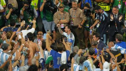 Bild: Marta Lavandier/AP/dpa
Im Mittelpunkt: Lionel Messi nach dem Zittersieg gegen Kap Verde.