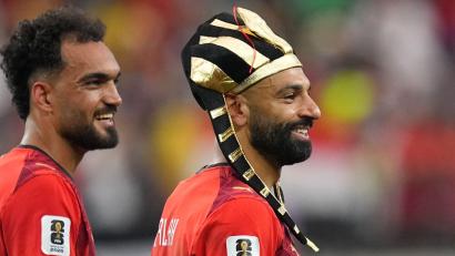 Bild: Julio Cortez/AP/dpa
Der Ägypter Mohamed Salah (r) feierte den historischen Sieg seines Teams.