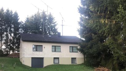 Bild: wro
Im Osten des als "Funkerheim" bekannten Anwesens in Thann soll eine Lagerhalle errichtet werden.