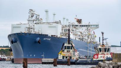 Bild: Stefan Sauer/dpa
Der Iran-Konflikt hat sich auf den LNG-Lieferbetrieb nach Rügen ausgewirkt, sagt der dortige Terminalbetreiber.