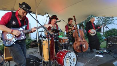 Bild: Helmut Kunz
Dr. Will & the Wizards im Innenhof der Regionalbibliothek.