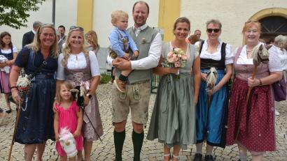 Bild: Josef Rosner
Eingerahmt von den vier Pferdemädchen aus dem Reitsportzentrum Honsolgen aus Buchloe, strahlt das Brautpaar Amelie und Johannes Schmid mit Sohn Hannes. Beide schlossen am Samstag in Tracht im Historischen Rathaus in Mitterteich den standesamtlichen Bund fürs Leben. Die kirchliche Hochzeit folgt am 8. August in der Heimat der Braut.