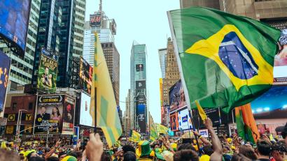 Bild: Anthony Oliveira/TheNEWS2 via ZUMA Press Wire/dpa
Brasilianische Fans feiern in New York. (Archivbild)